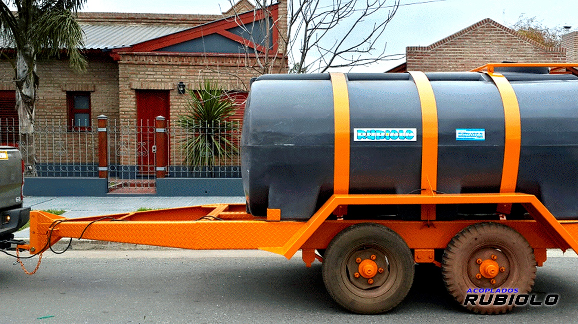 Acoplado Cisterna con Tanque Plastico para 6.000 Lts. (CP1008)