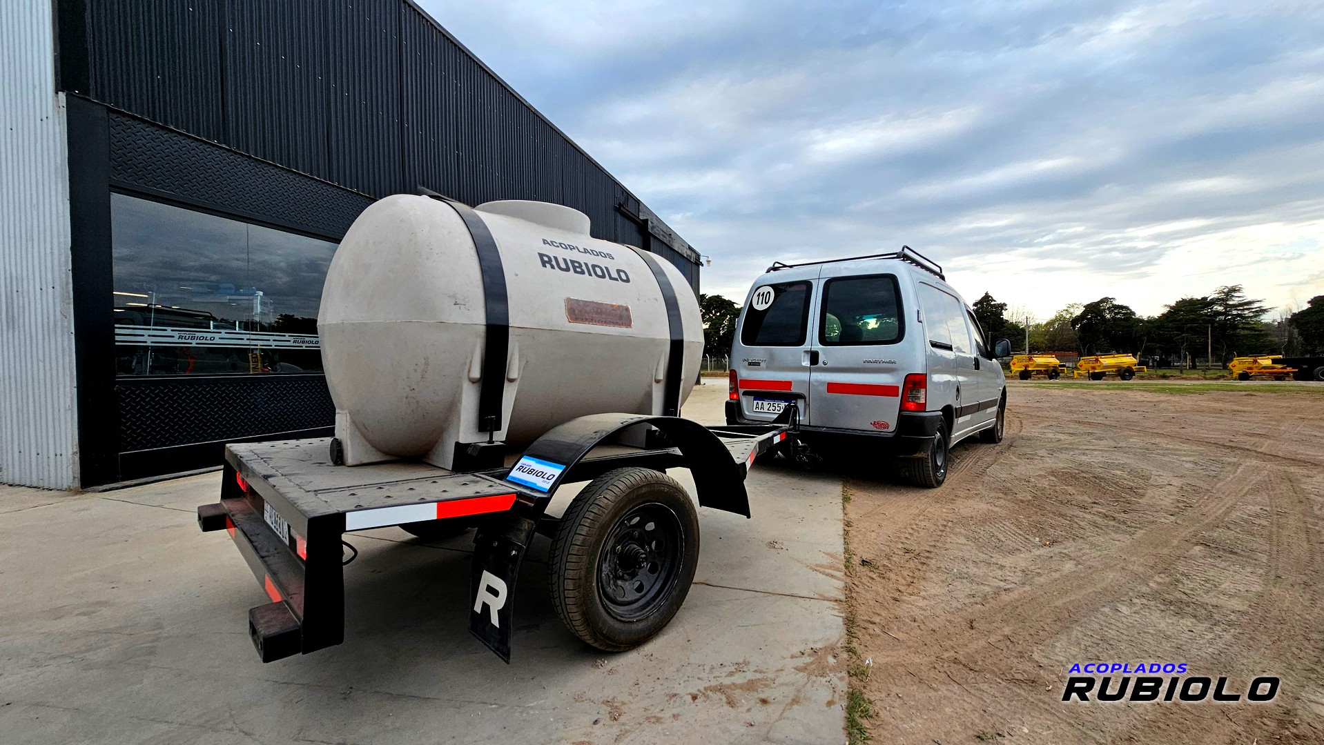Acoplado Cisterna con Tanque Plastico para 1.000 Lts. (CP1001)