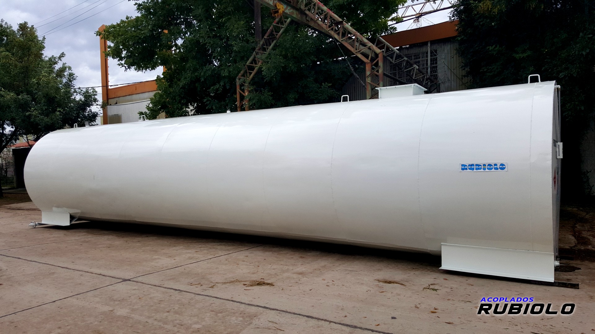 Tanque estacionario con Batea Antiderrame de para 40.000 Lts. (TB1015)