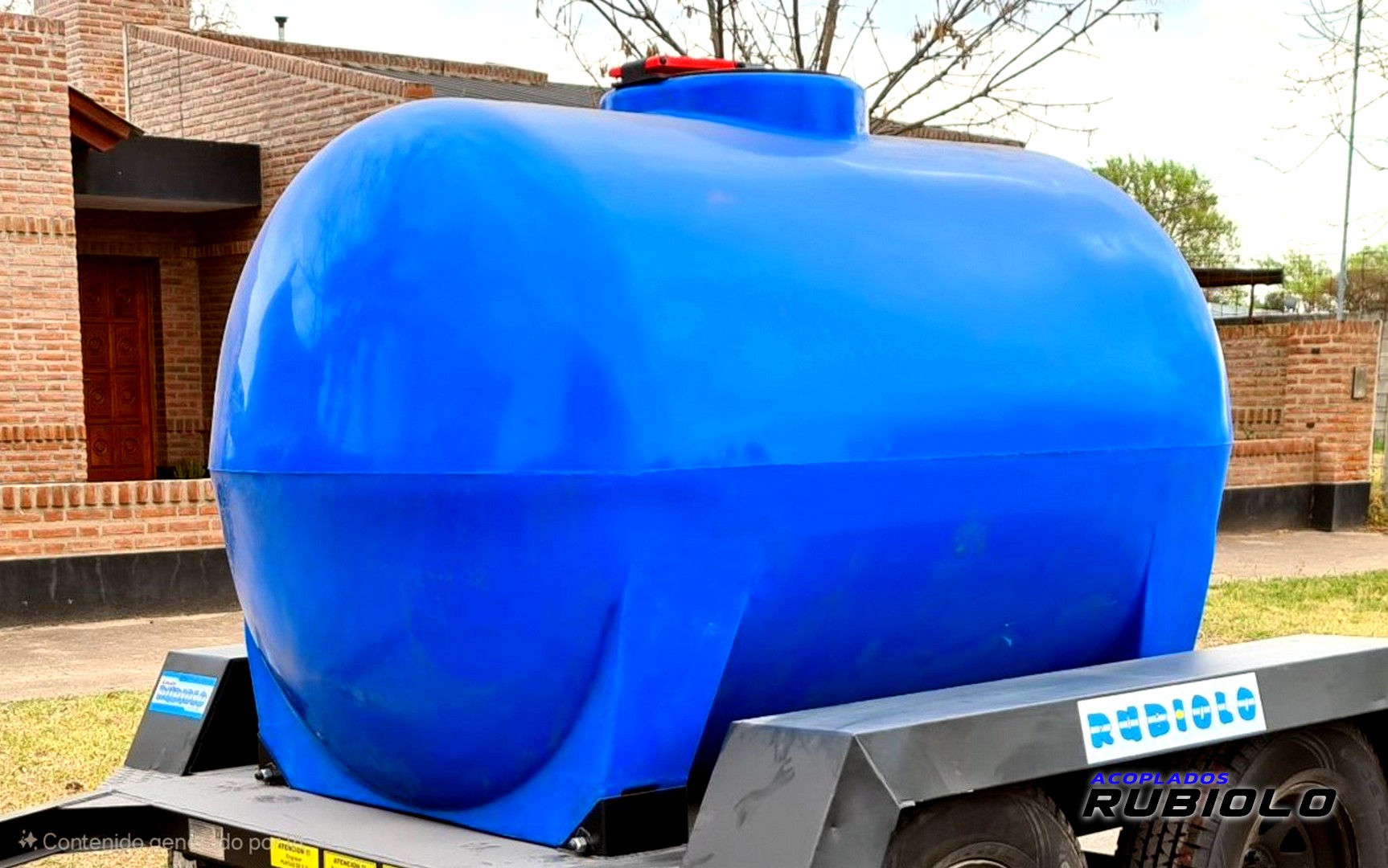 Tanque Horizontal de plastico 2.000 Lts. Colocado sobre base con sunchos. (OP1236)
